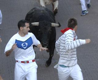 Imagen Dos corredores veteranos en plena carrera en la calle Estafeta.