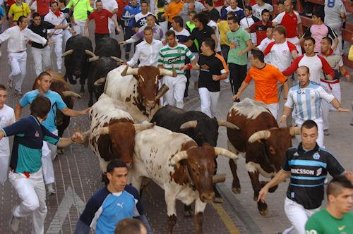 Imagen Los corredores, 'cogiendo' toro.