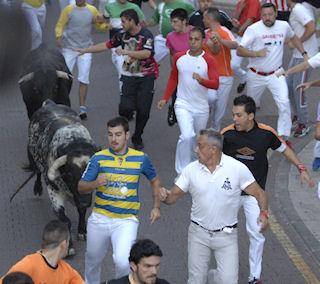 Imagen Unos 3.100 corredores participaron en este quinto encierro.