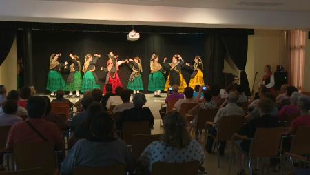 Imagen La Asociación de Danza el Madroño expone sus bailes regionales en el...