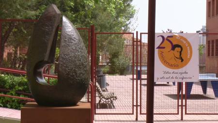 Imagen Una escultura de J. M. Utande para conmemorar el aniversario del IES...
