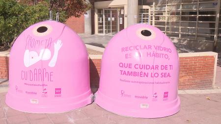 Imagen Sanse se une a la campaña ‘Recicla vidrio por ellas’ con dos iglús rosas