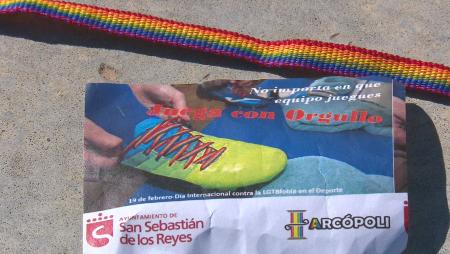 Imagen Éxito en el reparto de cordones arcoiris contra la lgtbfobia en el deporte