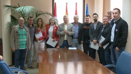 Imagen El Ayuntamiento firma los convenios con los clubes deportivos