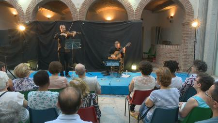 Imagen El dúo Animacorde presentó su música en El Patio del Caserón