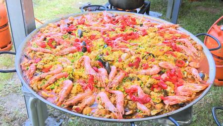 Imagen El Centro Gloria Fuertes invitó a 500 personas a comer paella para...