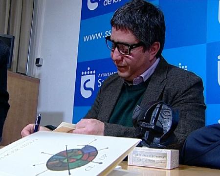 Imagen Miguel Ángel Curiel recoge el Premio Nacional de Poesía José Hierro 2012