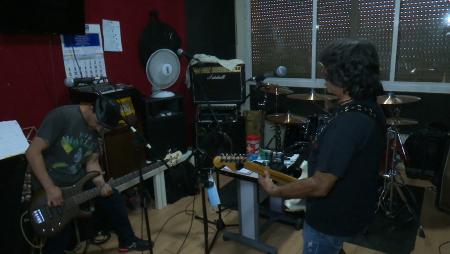 Imagen Ensayando con ERZ, el grupo de rock local que actúa antes de Mägo de Oz...