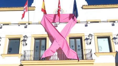 Imagen El Ayuntamiento se ilumina y despliega un lazo rosa por el Día Mundial...