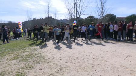 Imagen 1400 alumnos y alumnas del IES Joan Miró corrieron contra el cáncer...