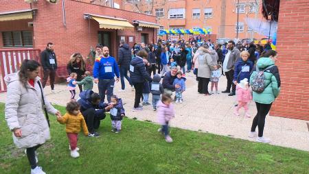 Imagen Primeros pasos, sonrisas y paraguas en la carrera contra el cáncer de “La Locomotora”