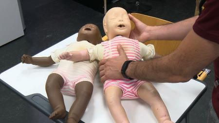 Imagen Cruz Roja imparte un curso de primeros auxilios en bebés y niños